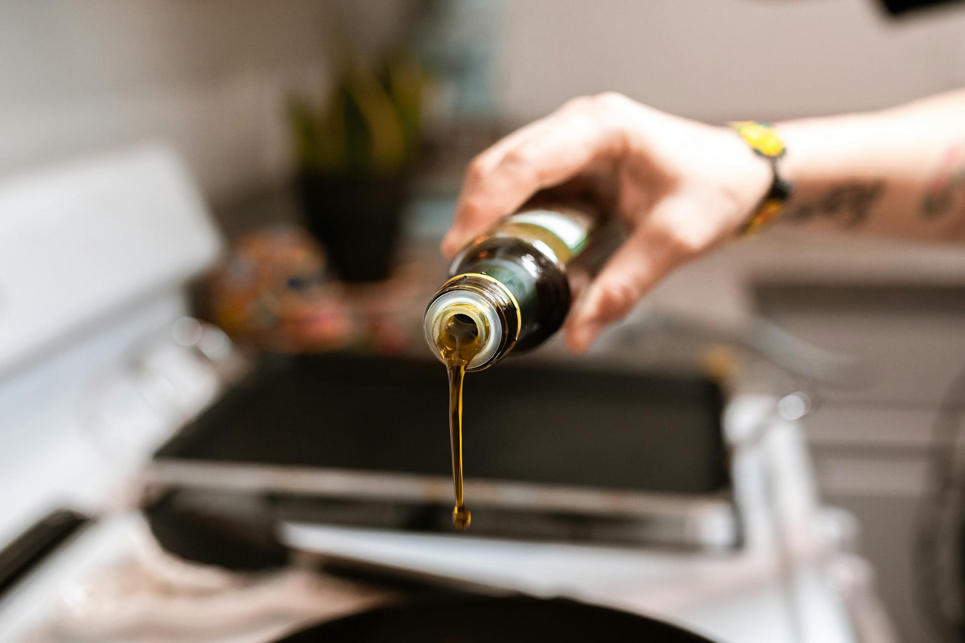 Foto di RDNE Stock project: https://www.pexels.com/it-it/foto/persona-in-possesso-di-tubo-nero-e-argento-5737246/